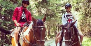 Дюлгеров и Михаела Маринова яздят коне в планината